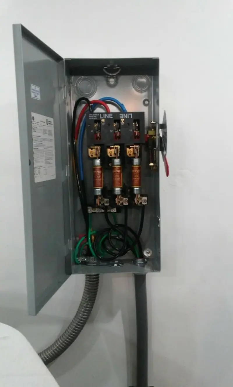 Three-phase disconnect switch installed for Smoke Detector Installation in Denver City